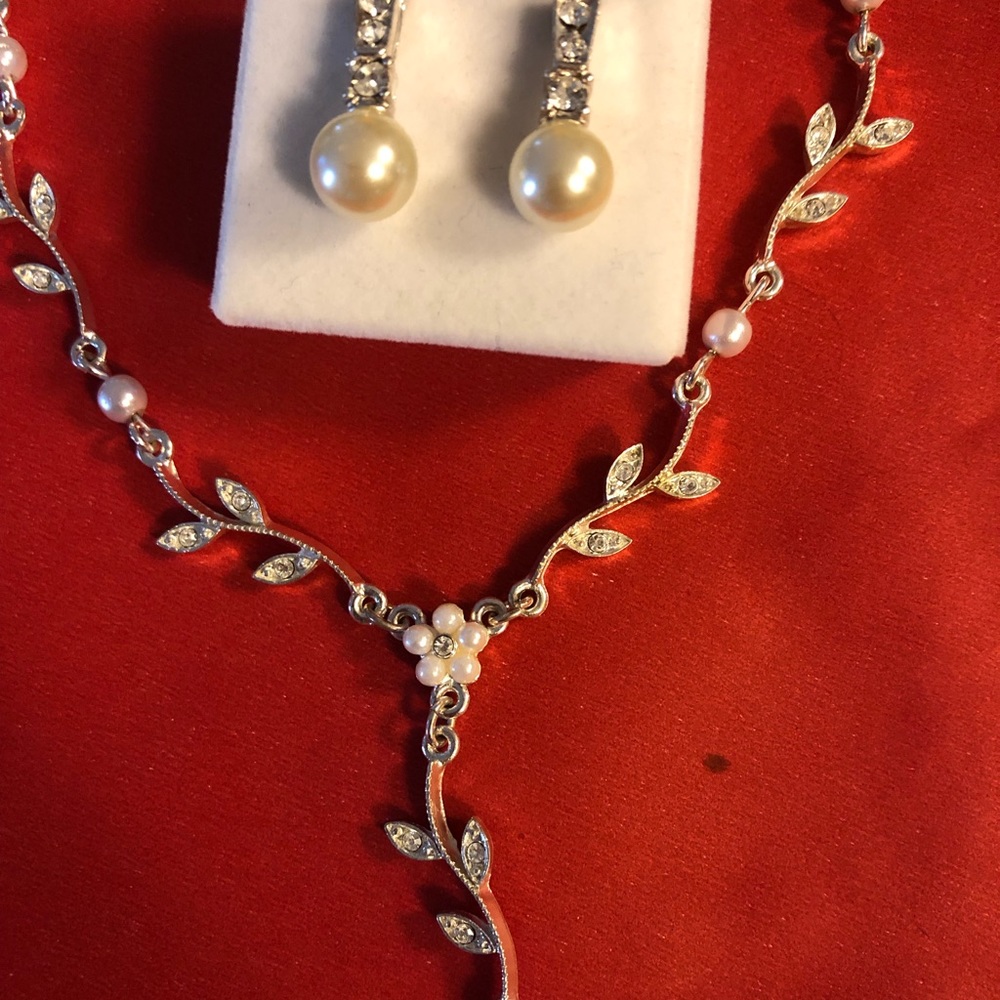 Avon Pearl and Rhinestone Earrings & Necklace set
